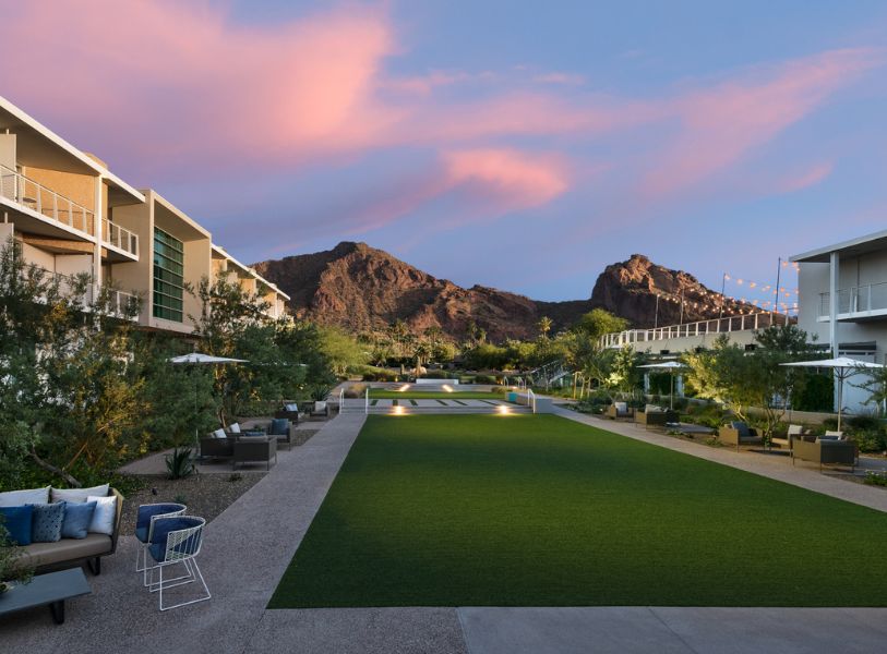 Accommodation-Mountain-Shadows-lawn